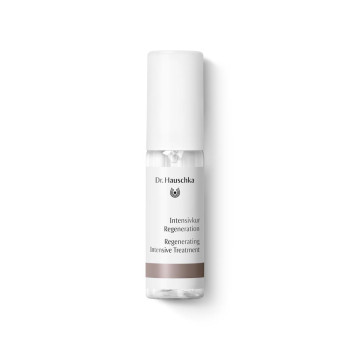 Para las pieles propensas a la deshidratación y la formación de arrugas, se recomienda el tratamiento estimulante del Spray Cura Intensiva 04 Regenerador Dr. Hauschka. 